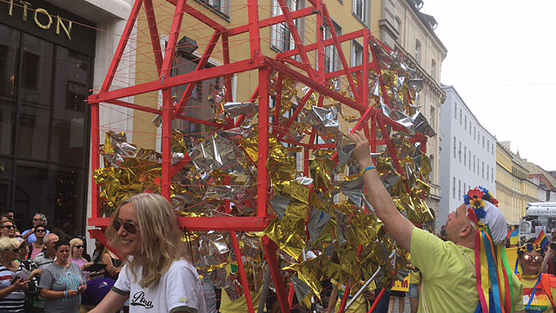 Muniqyiv - Munich Kiew queer: Ein interaktives Herz, an das die Passanten und CSD-Teilnehmer auf Gold- und Silberfolie geschrieben festhielten, wen oder was sie lieben.