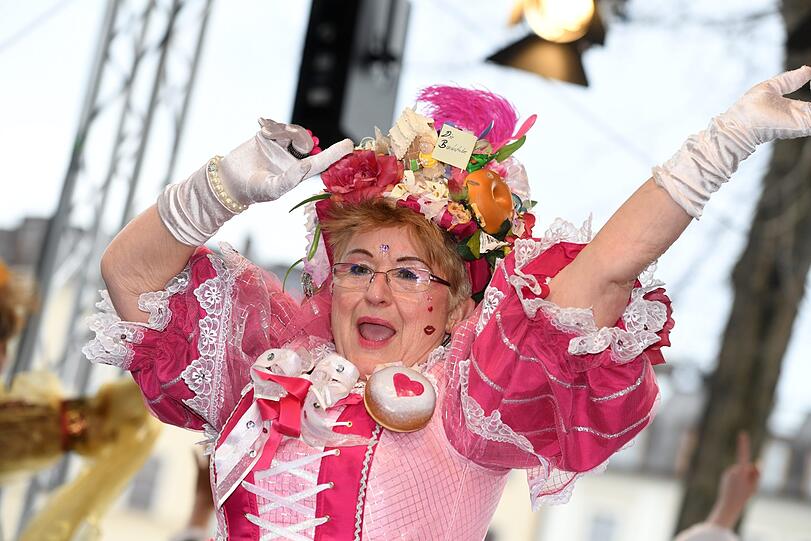 Marktfrauen tanzen am Faschingsdienstag beim Tanz der Marktweiber auf dem Viktualienmarkt auf einer Bühne.