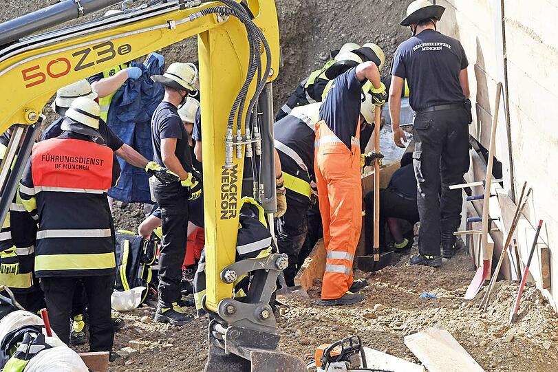 Rund zwei Dutzend Rettungskräfte halfen zusammen, um den Bauarbeiter aus der Baugrube zu befreien - die Bilder der dramatischen Rettung am Donnerstag.