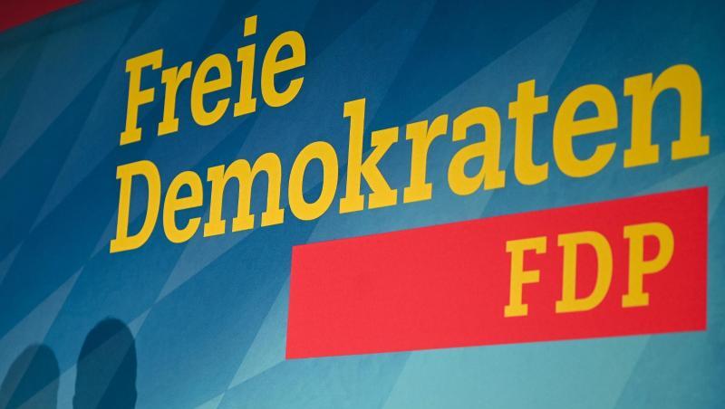 Der Schatten eines Parteimitglieds vor dem Logo der FDP. Foto: Nicolas Armer/dpa/Archivbild Der Schatten eines Parteimitglieds vor dem Logo der FDP. Foto: Nicolas Armer/dpa/Archivbild