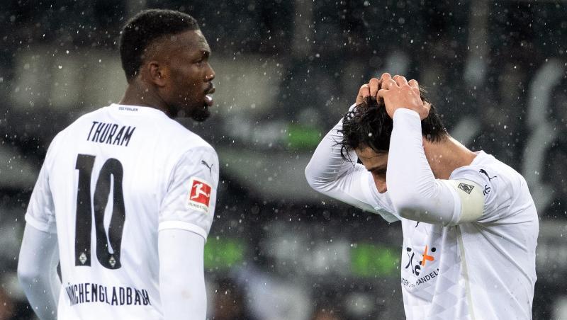 Gladbachs Lars Stindl (r) und Marcus Thuram reagieren nach einer vergebenen Chance.