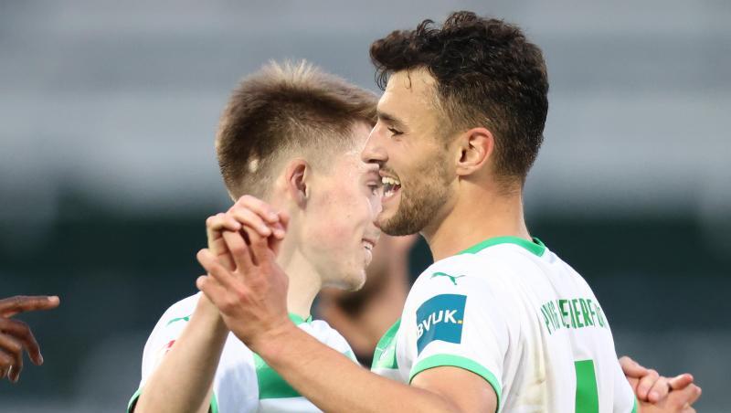 Der Fürther Maximilian Bauer (r) jubelt mit seinem Kollegen Gian-Luca Itter über ihren Sieg.