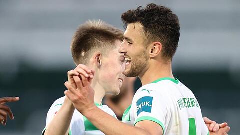 Der Fürther Maximilian Bauer (r) jubelt mit seinem Kollegen Gian-Luca Itter über ihren Sieg.