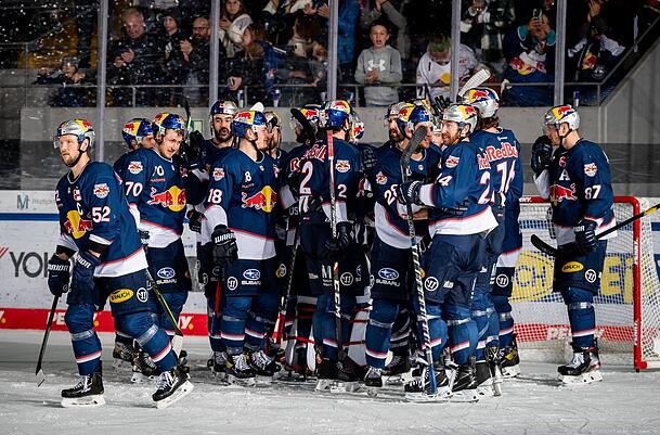 Blaue Jubeltraube: Der EHC Red Bull München feiert den Sieg über Wolfsburg - und damit den Einzug ins DEL-Finale. Blaue Jubeltraube: Der EHC Red Bull München feiert den Sieg über Wolfsburg - und damit den Einzug ins DEL-Finale.