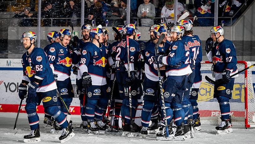 Blaue Jubeltraube: Der EHC Red Bull München feiert den Sieg über Wolfsburg - und damit den Einzug ins DEL-Finale. Blaue Jubeltraube: Der EHC Red Bull München feiert den Sieg über Wolfsburg - und damit den Einzug ins DEL-Finale.