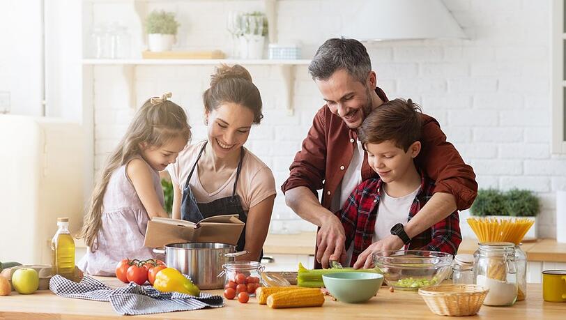 Gemeinsamen Kochen und Essen kann helfen, Stress innerhalb der Familie zu reduzieren