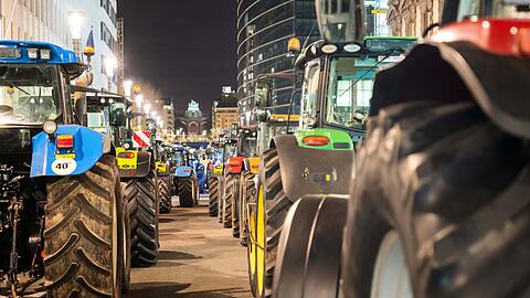 Schon am fr&uuml;hen Morgen hatten sich Landwirte in Br&uuml;ssel versammelt.