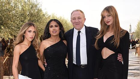 Beim Pinault Foundation Gala Dinner in Venedig posieren Valentina Paloma Pinault (v.l.), Salma Hayek, Fran&ccedil;ois-Henri Pinault und Mathilde Pinault Arm in Arm.