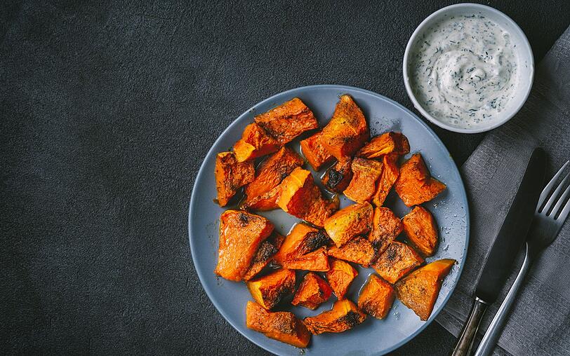Ohne großen Aufwand können Sie den Kürbis zu Pommes verarbeiten. Einfach in Spalten oder Würfel schneiden, mit ein paar Gewürzen aufs Blech legen und ab in den Ofen damit. Dazu bietet sich ein leckerer Kräuterquark an. Im Gegensatz zu den Tiefkühlpommes aus Kartoffeln können Sie so sogar noch ein paar Kalorien sparen. Ohne großen Aufwand können Sie den Kürbis zu Pommes verarbeiten. Einfach in Spalten oder Würfel schneiden, mit ein paar Gewürzen aufs Blech legen und ab in den Ofen damit. Dazu bietet sich ein leckerer Kräuterquark an. Im Gegensatz zu den Tiefkühlpommes aus Kartoffeln können Sie so sogar noch ein paar Kalorien sparen.