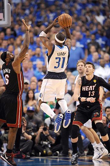 Dirk Nowitzki führt seine Dallas Mavericks zum dritten Sieg in der Best-of-Seven Serie. Die Mavs führen damit mit 3:2 gegen die Miami Heat.