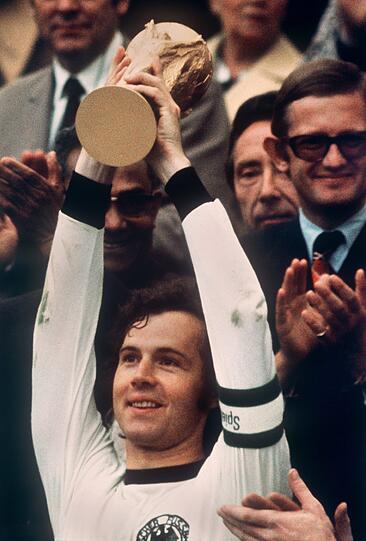 Dorthin reckte zwei Jahre später auch Franz Beckenbauer den Pokal, nachdem er mit der deutschen Nationalmannschaft Weltmeister geworden war.