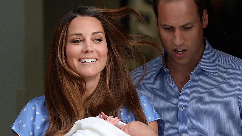 Erster öffentlicher Auftritt. Nachdem Medienvertreter aus der ganzen Welt Tage lang vor dem St. Mary's Hospital in London ausgeharrt hatten, verlassen Mama Kate und Papa William am 23. Juli 2013 die Klinik. Erster öffentlicher Auftritt. Nachdem Medienvertreter aus der ganzen Welt Tage lang vor dem St. Mary's Hospital in London ausgeharrt hatten, verlassen Mama Kate und Papa William am 23. Juli 2013 die Klinik.