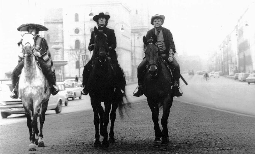 1974: In Dietls &bdquo;Münchner Gschichten&ldquo; reiten Günther Maria Halmer (M.) und seine Spezl über die Ludwigstraße.