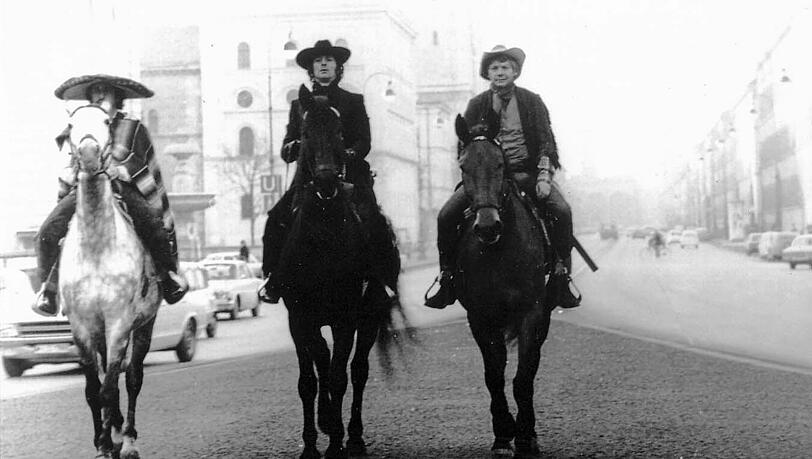 1974: In Dietls &bdquo;Münchner Gschichten&ldquo; reiten Günther Maria Halmer (M.) und seine Spezl über die Ludwigstraße.