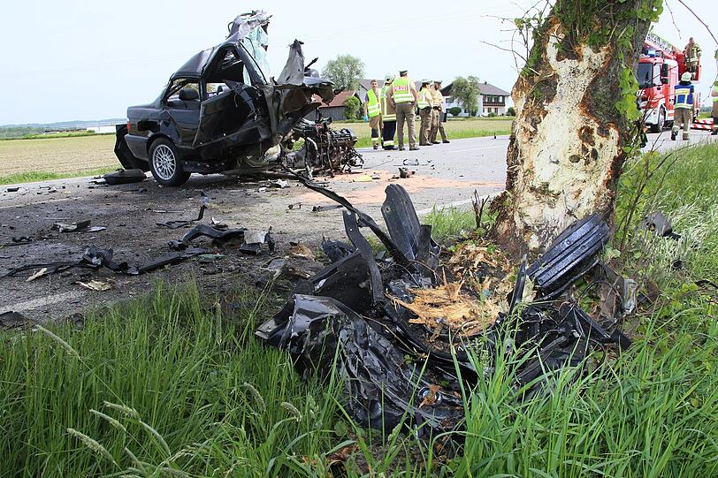 Das Auto ist vollkommen zerstört. Wieso der Fahrer mit seinem Fahrzeug gegen einen Baum prallte, ist bisher noch unklar.