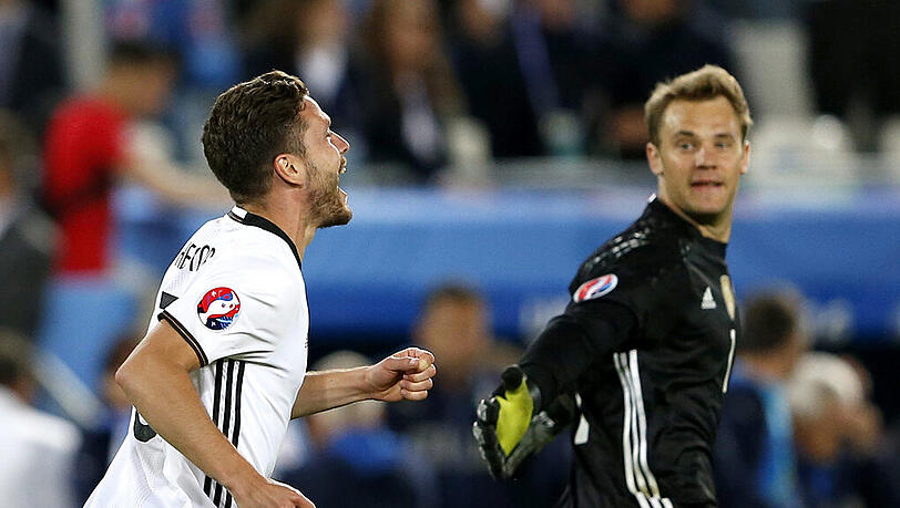 Zwei Protagonisten eines Fußball-Krimis mit traumhaftem Ende: Jonas Hector (l.) und Manuel Neuer. Zwei Protagonisten eines Fußball-Krimis mit traumhaftem Ende: Jonas Hector (l.) und Manuel Neuer.