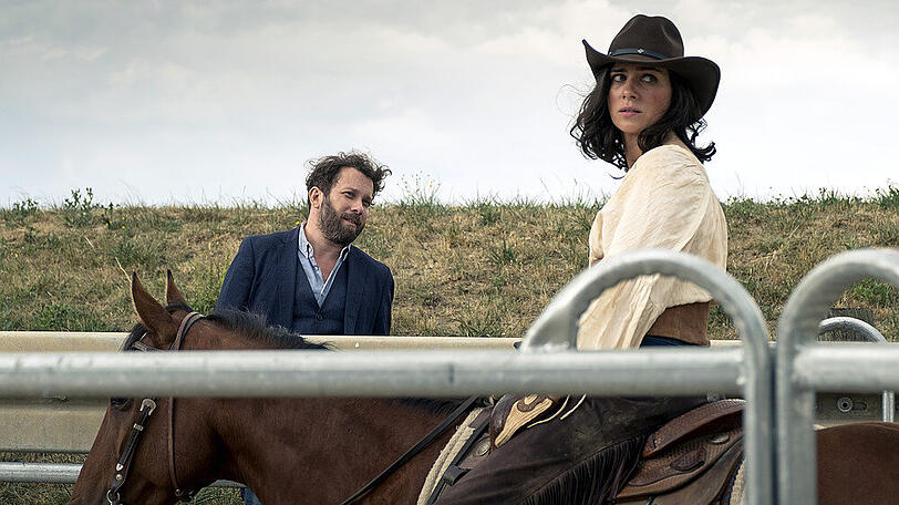 "Tatort: Der höllische Heinz": Die Kommissare Lessing (Christian Ulmen) und Kira Dorn (Nora Tschirner) sprechen sich heimlich in der Westernstadt ab