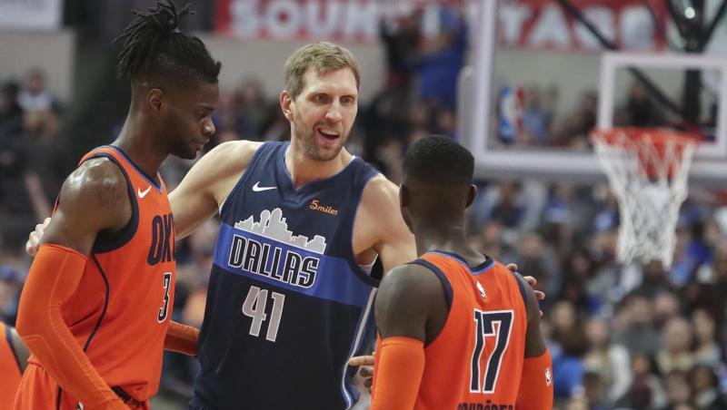 Mavericks-Star Dirk Nowitzki (M.) begrüßt Dennis Schröder (r) auf dem Parkett. Mavericks-Star Dirk Nowitzki (M.) begrüßt Dennis Schröder (r) auf dem Parkett.