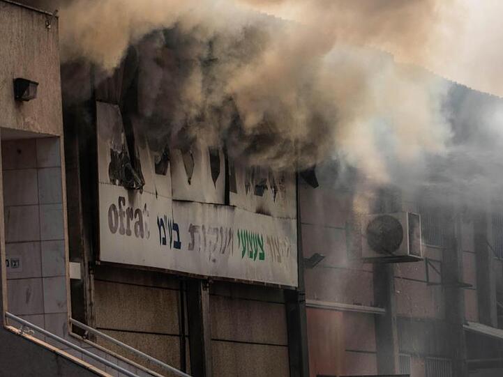 Rauch quillt aus einer brennenden Fabrik in Sderot, die von einer Rakete aus dem Gazastreifen getroffen wurde.