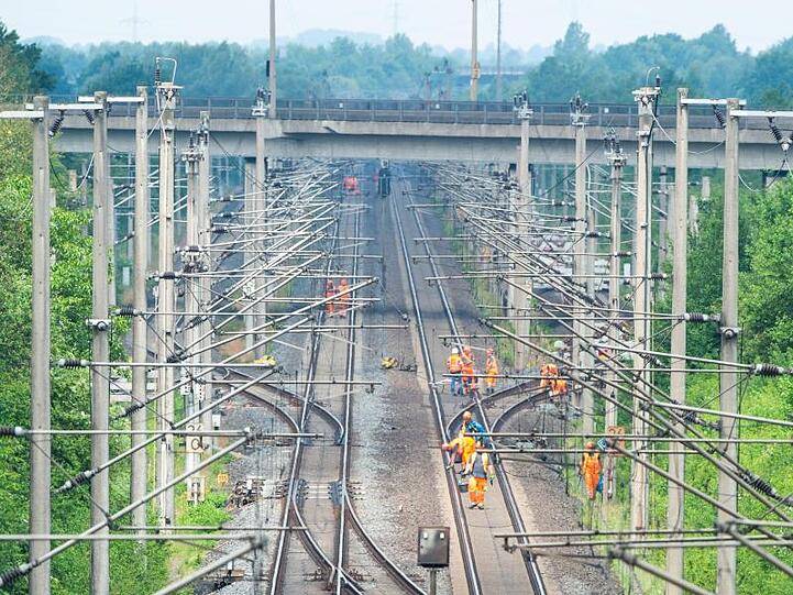 Arbeiter bereiten Sanierungsarbeiten auf den Bahngleisen einer Schnellstrecke im niedersächsischen Nordstemmen vor.