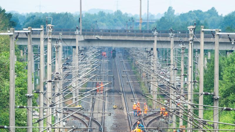 Arbeiter bereiten Sanierungsarbeiten auf den Bahngleisen einer Schnellstrecke im niedersächsischen Nordstemmen vor. Arbeiter bereiten Sanierungsarbeiten auf den Bahngleisen einer Schnellstrecke im niedersächsischen Nordstemmen vor.