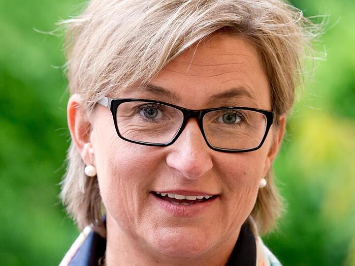 Die Präsidentin des Bayerischen Lehrer- und Lehrerinnenverbands (BLLV), Simone Fleischmann, lächelt. Foto: Sven Hoppe/Archiv