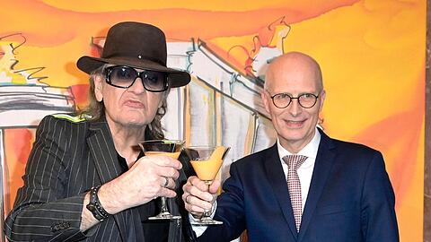 Udo Lindenberg und Peter Tschentscher vor einem der Werke des Künstlers im Bundesrat.