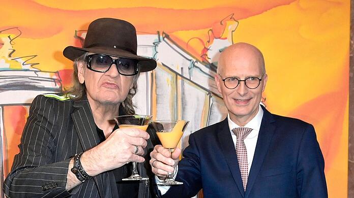 Udo Lindenberg und Peter Tschentscher vor einem der Werke des Künstlers im Bundesrat.