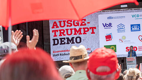 8.000 Teilnehmer kamen zur "Ausge-Trumpt"-Demo am Münchner Odeonsplatz.
