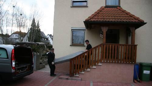 In diesem Haus in Heroldsberg nahm die Tragödie ihren Lauf - hier transportieren sie die Leichen ab. In diesem Haus in Heroldsberg nahm die Tragödie ihren Lauf - hier transportieren sie die Leichen ab.