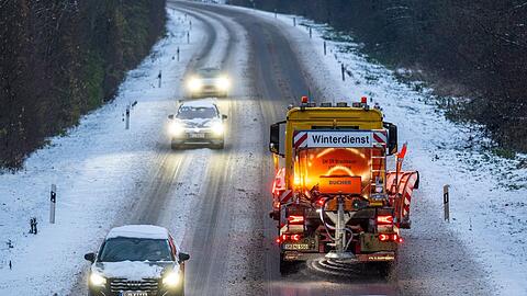 Leichter Schneefall und glatte Straßen prägen das Winterwetter in Bayern. (Symbolbild)