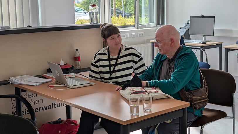 Es ist wenig los am Nachmittag. Da bleibt f&uuml;r Anna B&ouml;ker noch Zeit f&uuml;r einen Ratsch mit einem 74-j&auml;hrigen Rentner.