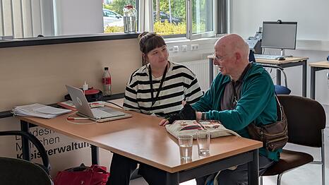 Es ist wenig los am Nachmittag. Da bleibt f&uuml;r Anna B&ouml;ker noch Zeit f&uuml;r einen Ratsch mit einem 74-j&auml;hrigen Rentner.