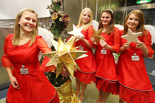 Wollen heute wieder möglichst viele Weihnachtsgeschenke verteilen: die Roten Engel der Sparkasse Nürnberg.