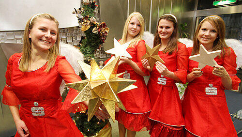 Wollen heute wieder möglichst viele Weihnachtsgeschenke verteilen: die Roten Engel der Sparkasse Nürnberg. Wollen heute wieder möglichst viele Weihnachtsgeschenke verteilen: die Roten Engel der Sparkasse Nürnberg.