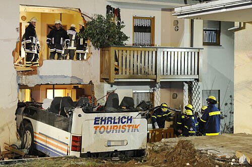 Ein Bus steckt in Miltenberg in der Hausfassade.