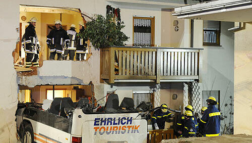Ein Bus steckt in Miltenberg in der Hausfassade. Ein Bus steckt in Miltenberg in der Hausfassade.