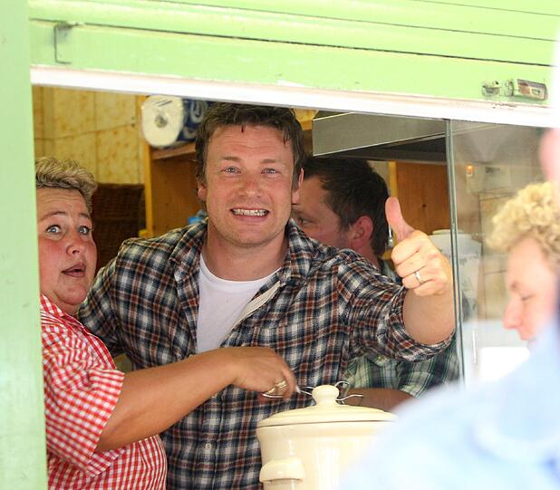 &bdquo;Do you want a Weißwurst?&ldquo; Der britische Koch-Star Jamie Oliver verkauft mit Manuela Teltschik an ihrem Standl Würste.