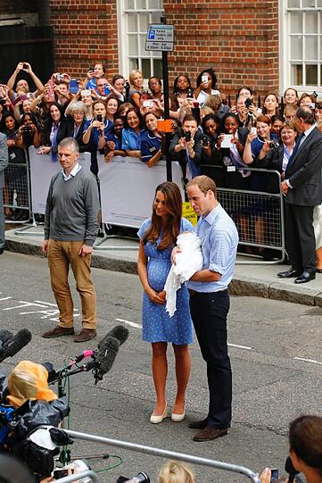 Am Tag nach der Geburt zeigen William und Kate der gespannten Öffentlichkeit den kleinen Thronfolger.