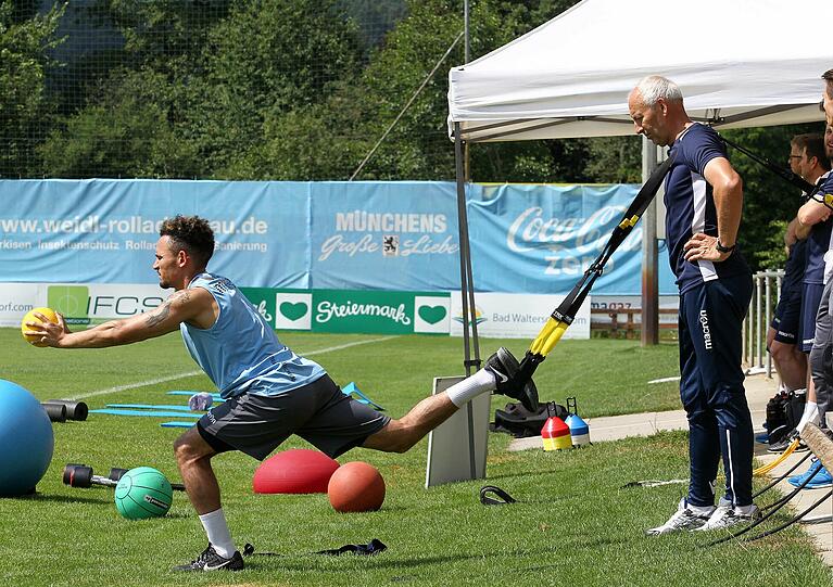 Konditionstrainer Zvonko Komes mit Daylon Claasen.