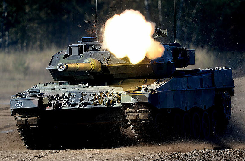 Das Bild zeigt einen Kampfpanzer Leopard 2 der Bundeswehr bei einer Übung. Solche Panzer werden auch aus Bayern nach Katar geliefert.