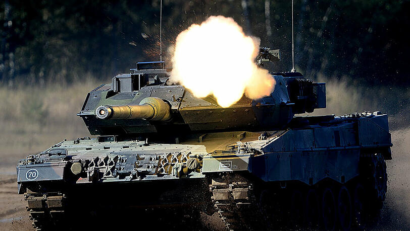 Das Bild zeigt einen Kampfpanzer Leopard 2 der Bundeswehr bei einer Übung. Solche Panzer werden auch aus Bayern nach Katar geliefert. Das Bild zeigt einen Kampfpanzer Leopard 2 der Bundeswehr bei einer Übung. Solche Panzer werden auch aus Bayern nach Katar geliefert.