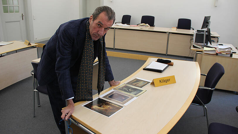Im Gerichtssaal: Galerist Andreas Baumgartl mit Farbkopien der vier Bilder, die bei einer Reinigung beschädigt worden sein sollen. Im Gerichtssaal: Galerist Andreas Baumgartl mit Farbkopien der vier Bilder, die bei einer Reinigung beschädigt worden sein sollen.