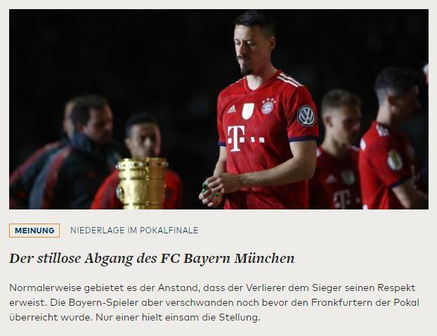 Das Portal "welt.de" prangert den Abgang des FC Bayern bei der Siegerehrung an und kommentiert: "Der stillose Abgang des FC Bayern München".