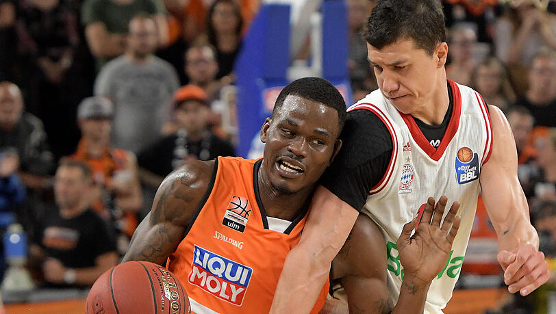 Umkämpfte Partie: Ulms Javonte Green (l) und Vladimir Lucic im Zweikampf Umkämpfte Partie: Ulms Javonte Green (l) und Vladimir Lucic im Zweikampf
