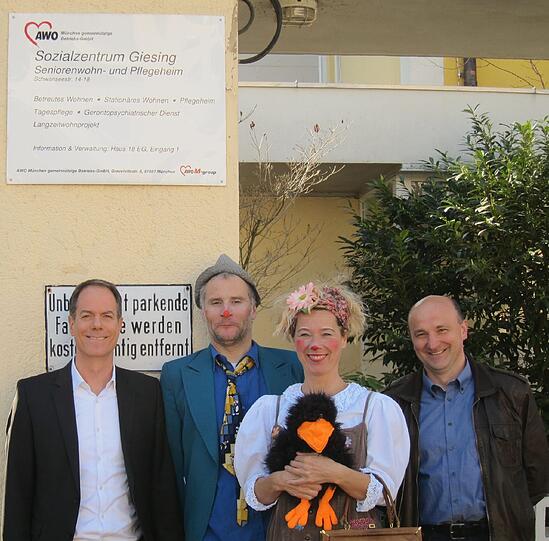 Spendenübergabe der CDS GmbH an die KlinikClowns im AWO Sozialzentrum Giesing. Von links: Mike Riegler (Geschäftsführer CDS), KlinikClowns "Steffo" und "Lieselotte" und Christian Betzl (Geschäftsführer CDS).