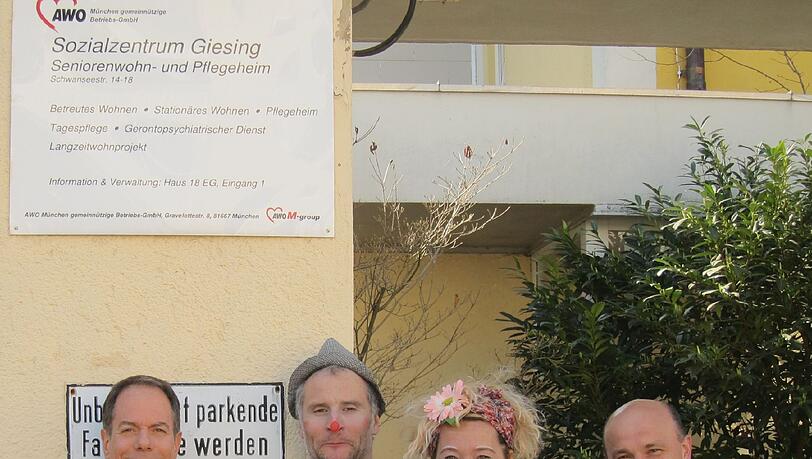 Spendenübergabe der CDS GmbH an die KlinikClowns im AWO Sozialzentrum Giesing. Von links: Mike Riegler (Geschäftsführer CDS), KlinikClowns "Steffo" und "Lieselotte" und Christian Betzl (Geschäftsführer CDS). Spendenübergabe der CDS GmbH an die KlinikClowns im AWO Sozialzentrum Giesing. Von links: Mike Riegler (Geschäftsführer CDS), KlinikClowns "Steffo" und "Lieselotte" und Christian Betzl (Geschäftsführer CDS).