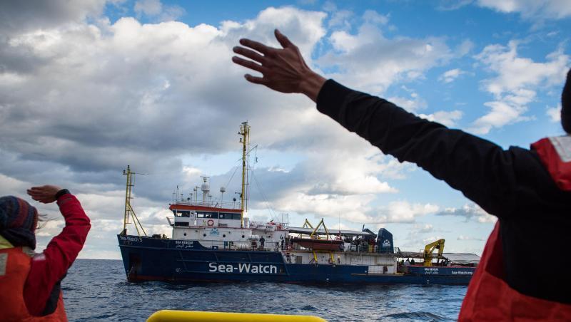 Die intensiven Gespräche mit den EU-Ländern seien über das Wochenende fortgesetzt worden und die Behörde arbeite weiter an einer Lösung, damit die Menschen die Schiffe zügig verlassen könnten. Die intensiven Gespräche mit den EU-Ländern seien über das Wochenende fortgesetzt worden und die Behörde arbeite weiter an einer Lösung, damit die Menschen die Schiffe zügig verlassen könnten.