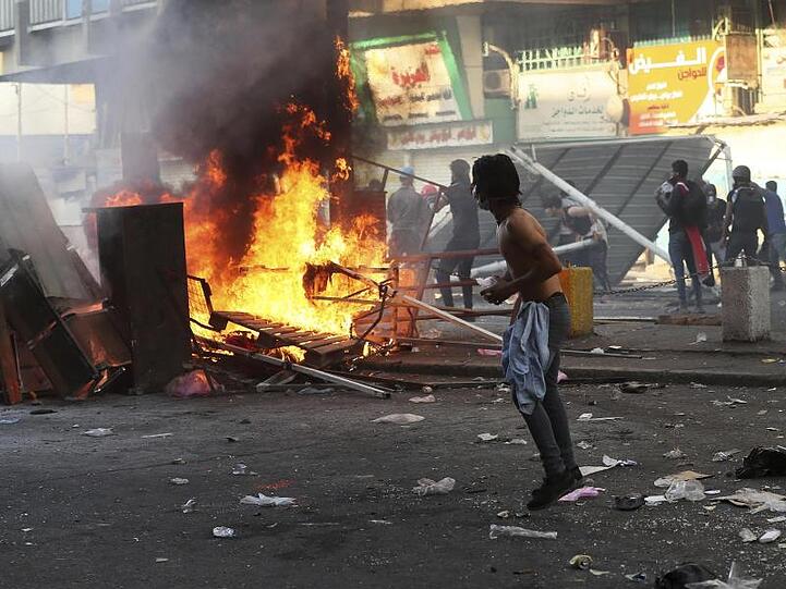 Regierungsfeindliche Demonstranten haben in Bagdad Barrikaden in Brand gesteckt und Straßen blockiert.