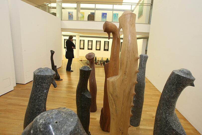 Vorne Kunihiko Katos &bdquo;Lebewesen&ldquo;-Skulpturen, hinten die Kalligraphien seiner Frau Atsuko: Blick in die Fürther Ausstellung.